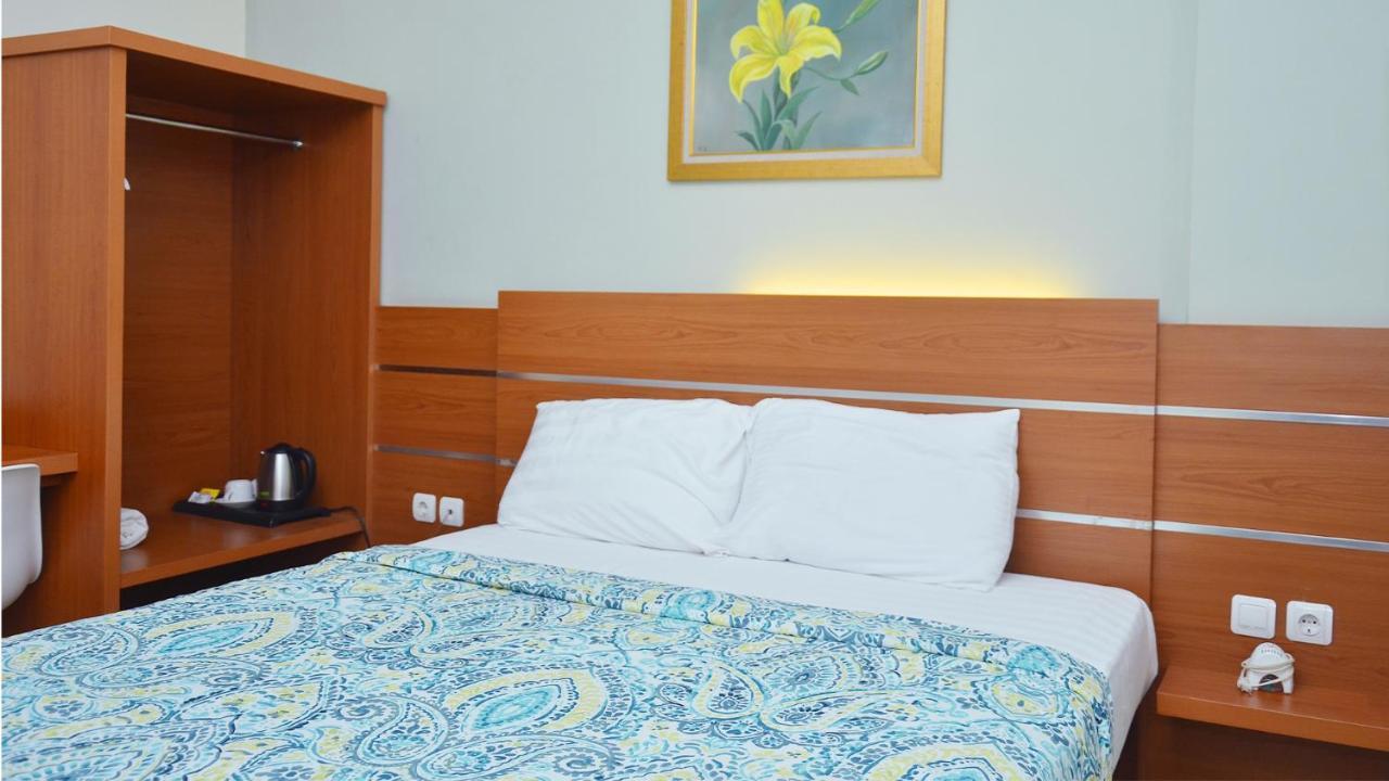 Gaia Asri Hotel Pamanukan Hilir Exterior photo