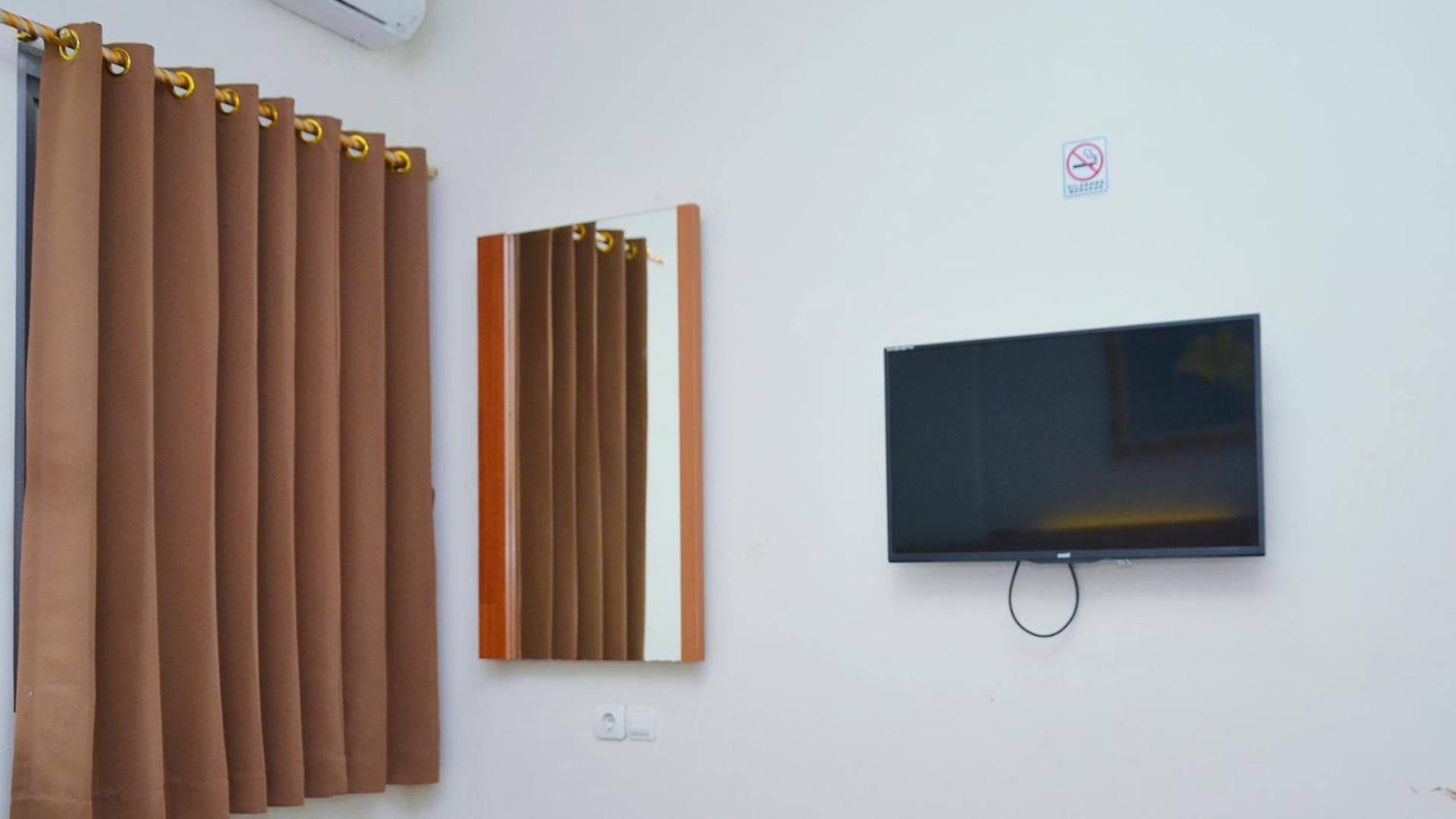 Gaia Asri Hotel Pamanukan Hilir Room photo