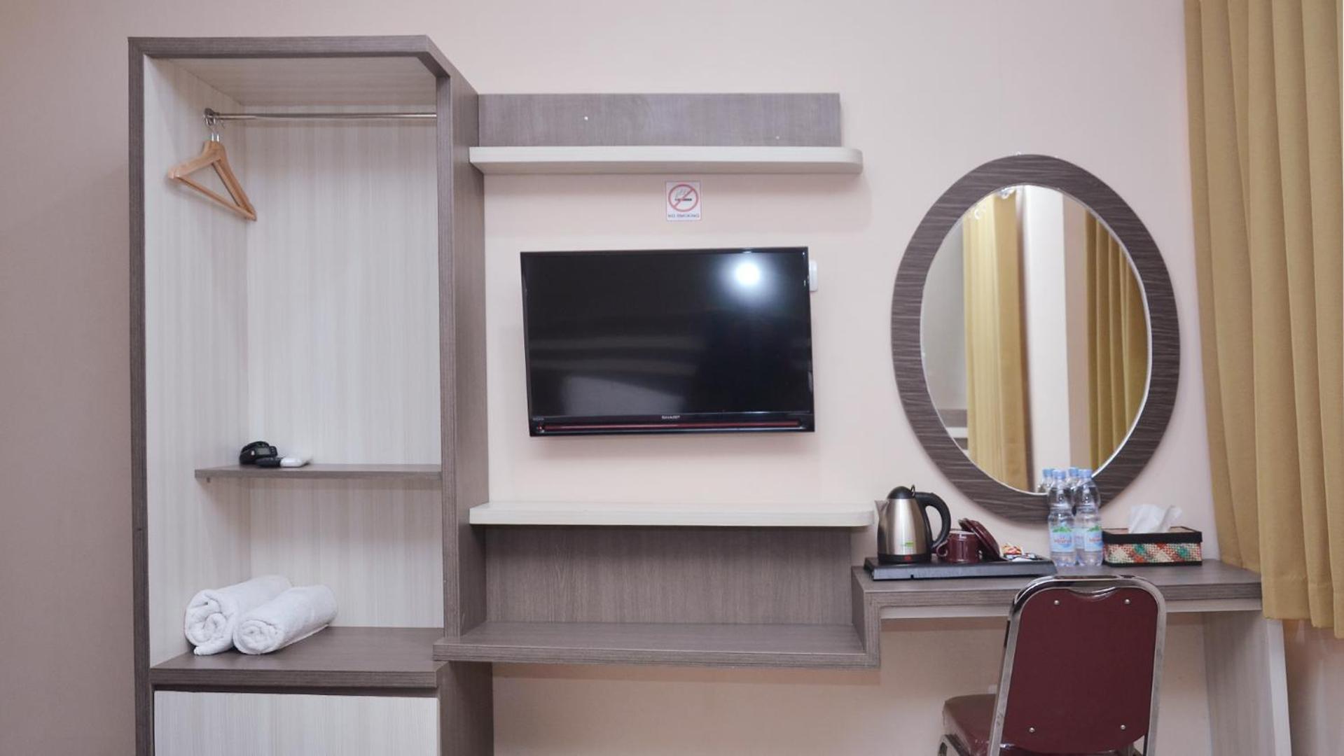 Gaia Asri Hotel Pamanukan Hilir Room photo